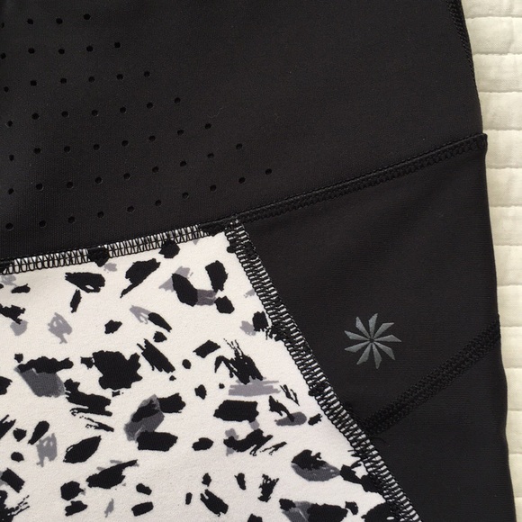 Athleta Trucool Sculptek Stealth Crop Leggings Animal Print M - Picture 4 of 15